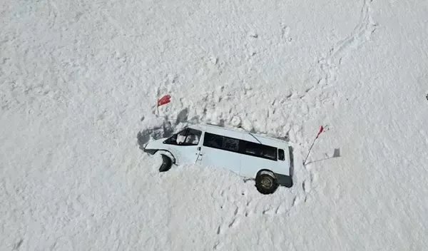 Van-Bahçesaray Yolu, 5 Ay Sonra Ulaşıma Açıldı: Mahsur Kalan Araçlar Kar Altından Çıkarıldı
