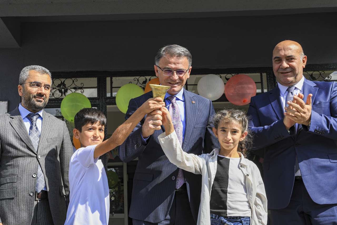 Van’da ilk ders zili çaldı