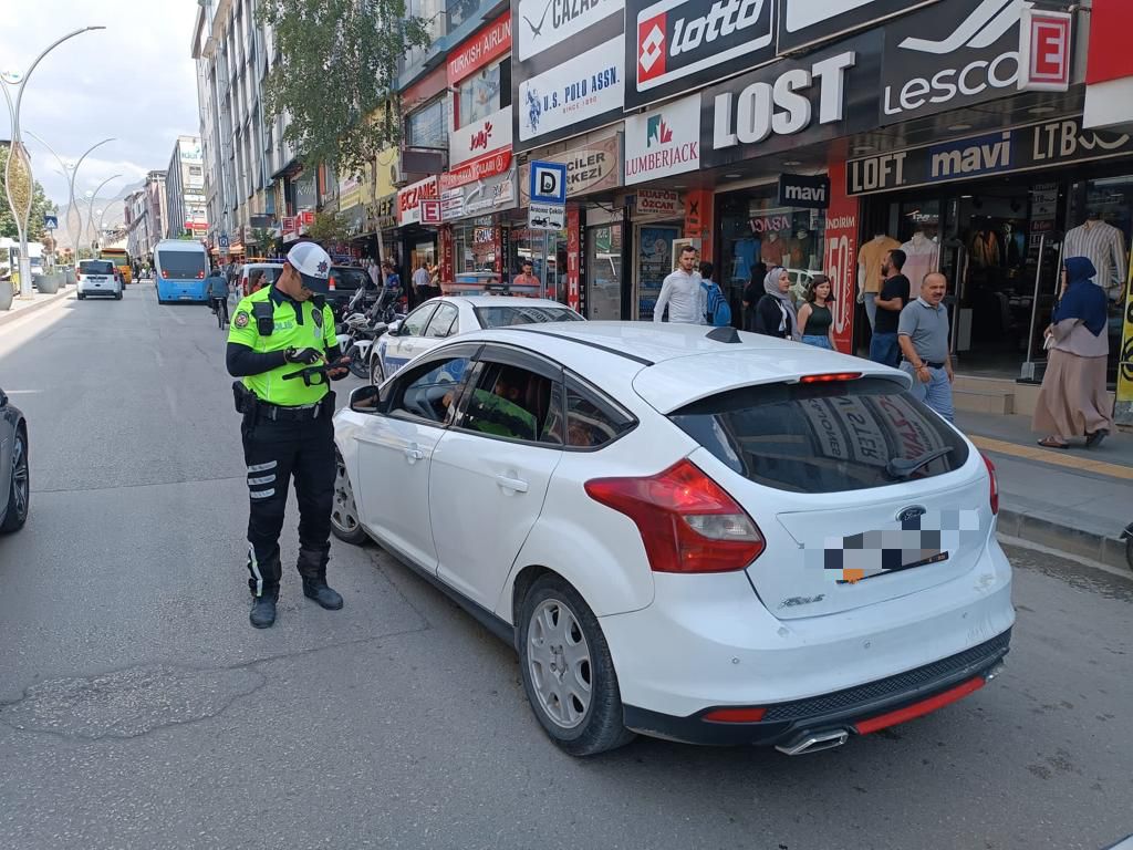 Van’da kural İhlali yapan  12 araç trafikten men edildi