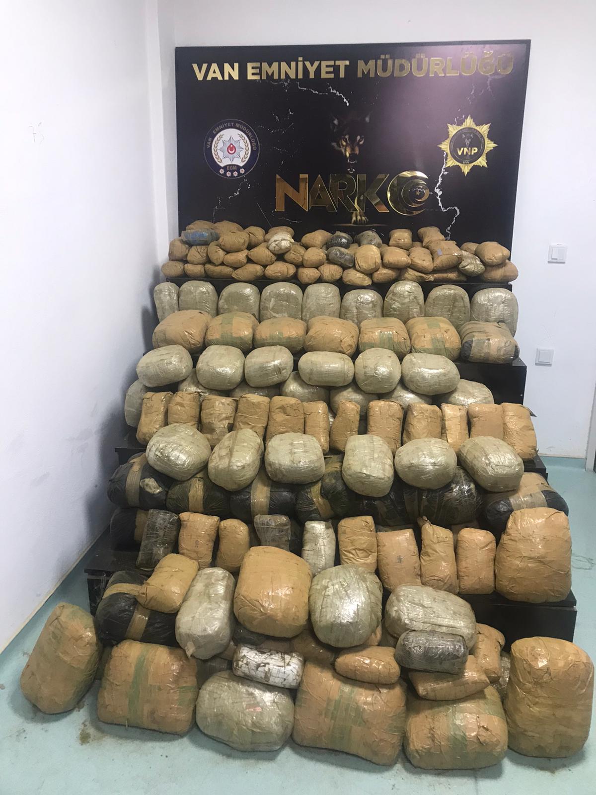 Van’da 300 Kilogram esrar ele geçirildi