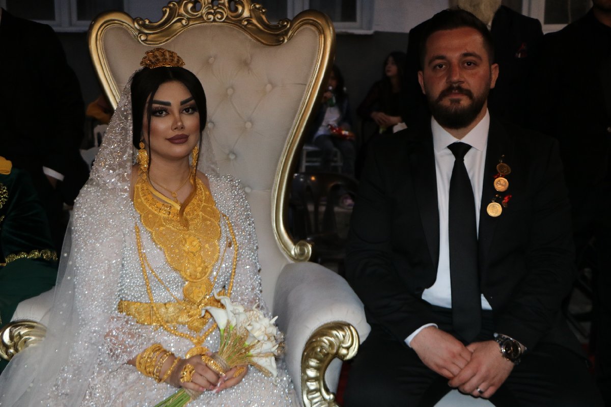Aşiret düğünlerinde altın ve para takma yarışı