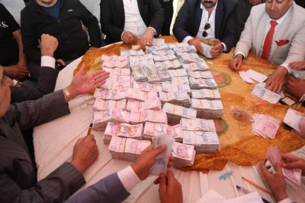Aşiret düğününde damada 6 milyon lira, geline 4 kilo altın takıldı