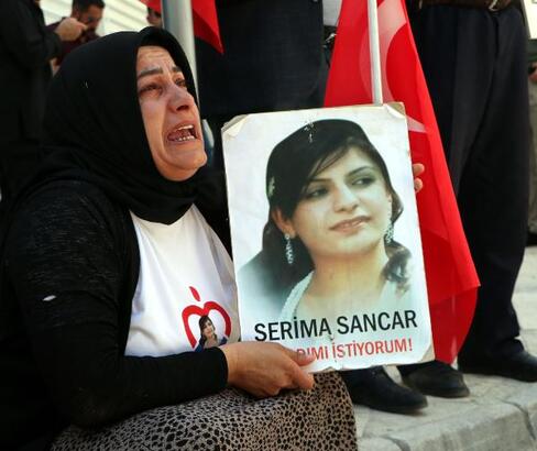Çocukları için saatlerce ağladılar 