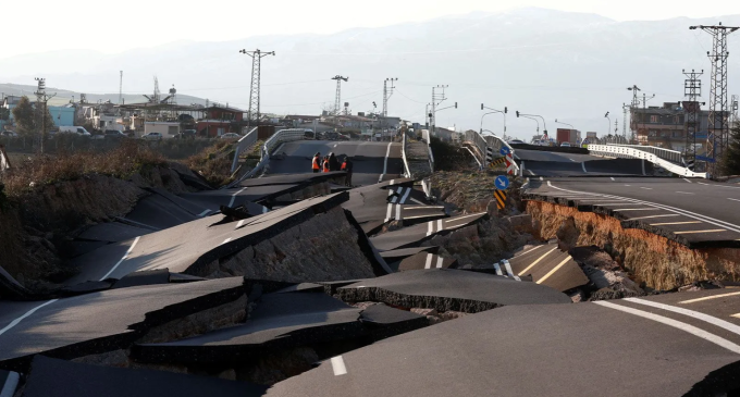 Depremde yer  kabuğu 7  metre kaydı