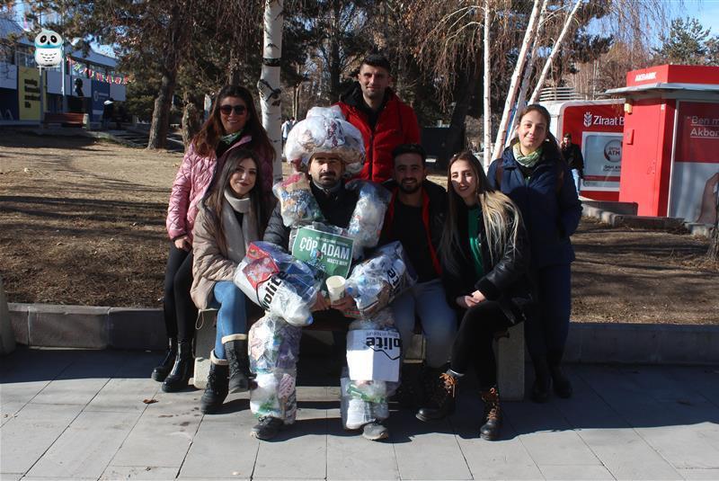 Farkındalık için çöplerden kıyafet yaptı