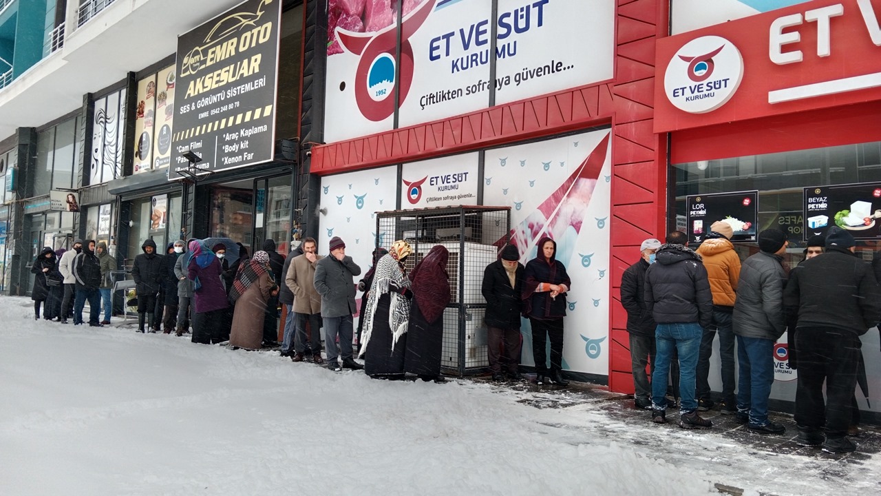 Kar yağışı altında ucuz et kuyruğu