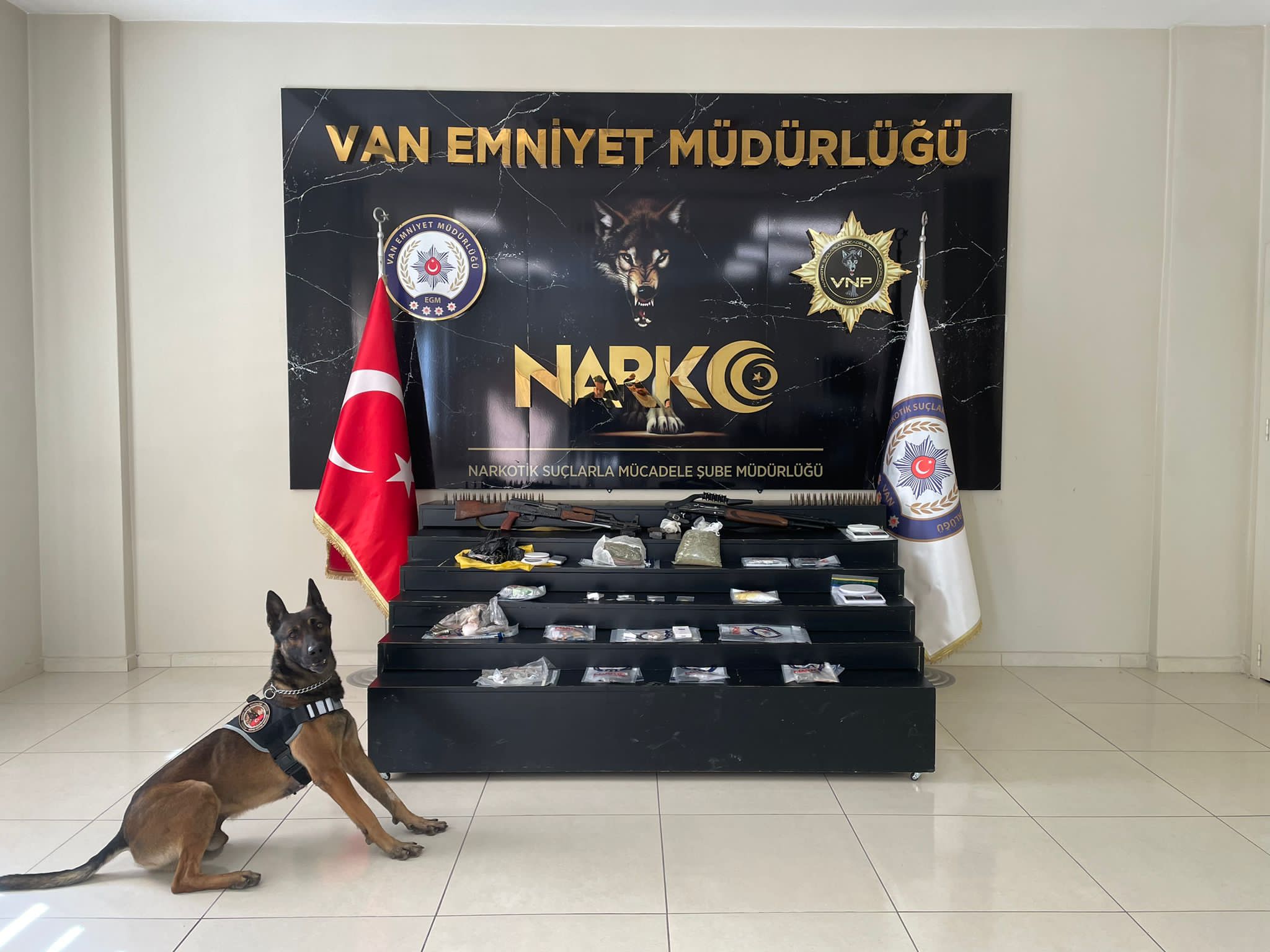 Uyuşturucu tacirlerine şafak baskını 