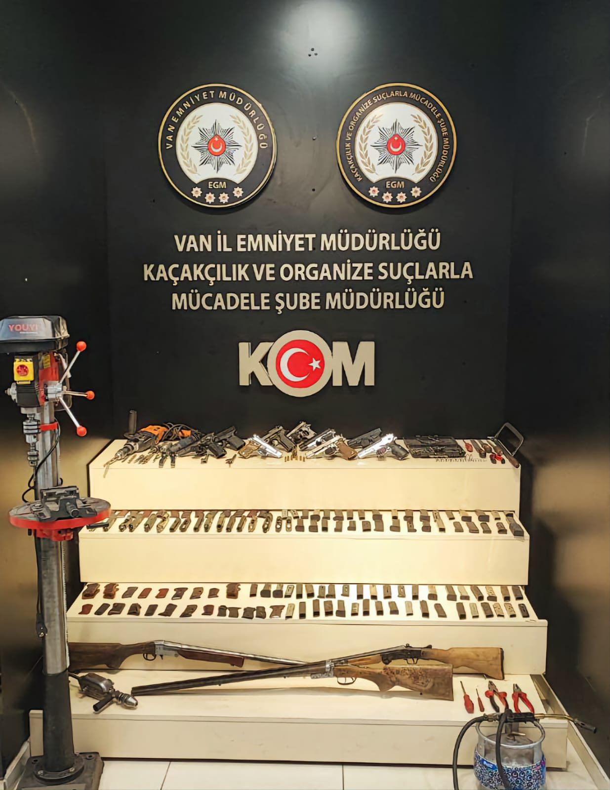 Van’da silah imalatı ve kaçakçılığı yapan 2 kişi tutuklandı