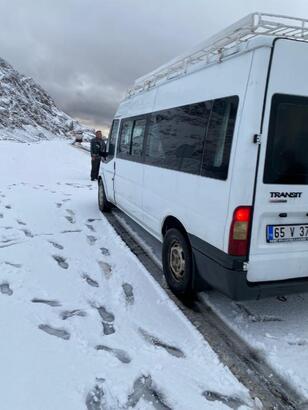 Van'da yüksek tepelere yılın ilk karı  yağdı
