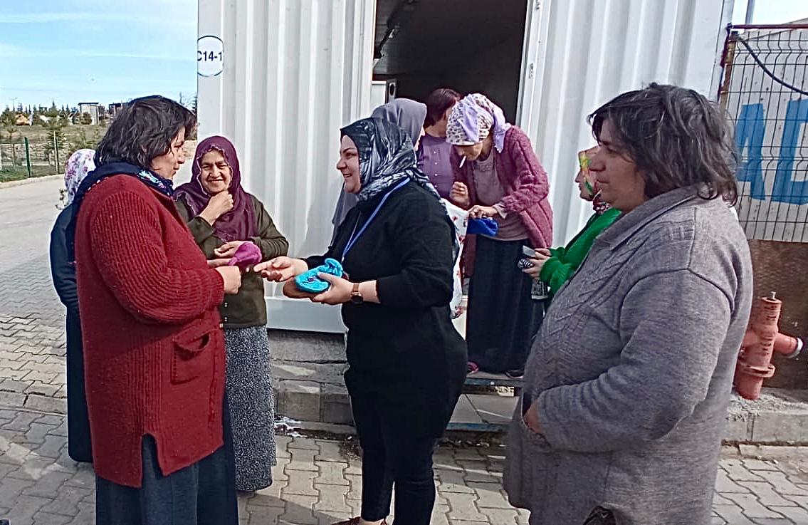 Vanlı kadınlardan depremzede kadınlara anlamlı günde hediye