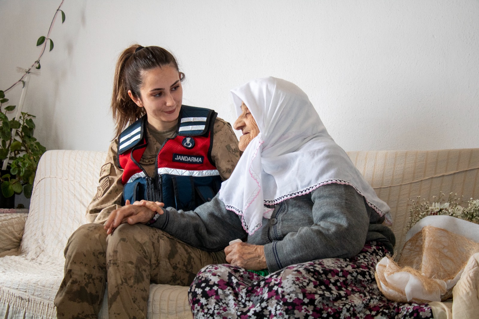 Jandarma yaşlıları unutmadı 