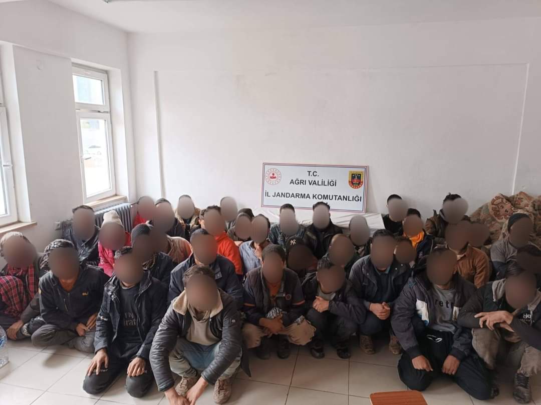 Çanakkale ve Ağrı'da 65 kaçak göçmen yakalandı