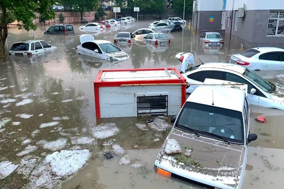Deprem Bölgesinde sel felaketi: 10 kişi öldü