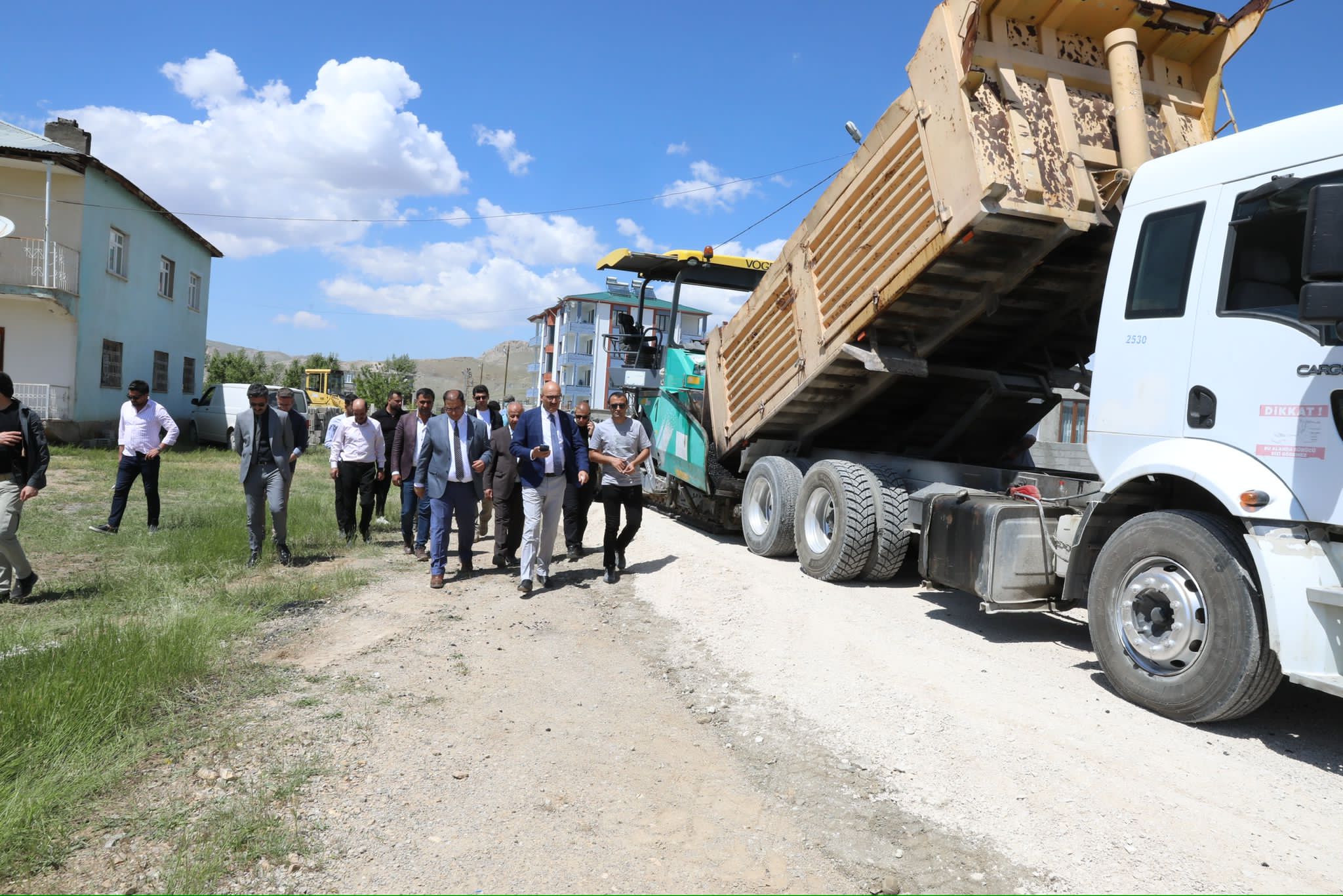 Kırsalda asfalt çalışması devam ediyor