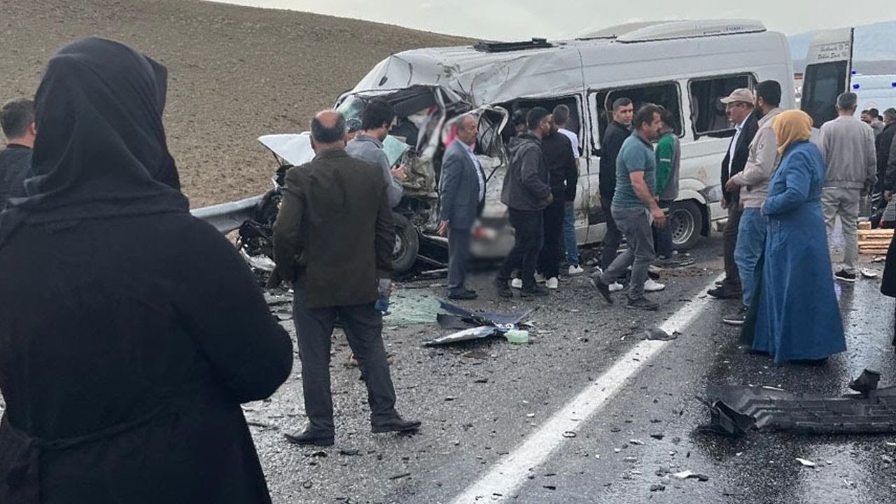 Van-Hakkari Yolunda Feci Kaza: 8 Ölü, 12 yaralı