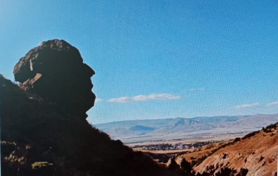  ‘Ovaya bakan adam’ adı verilen kaya taşı hayret uyandırdı