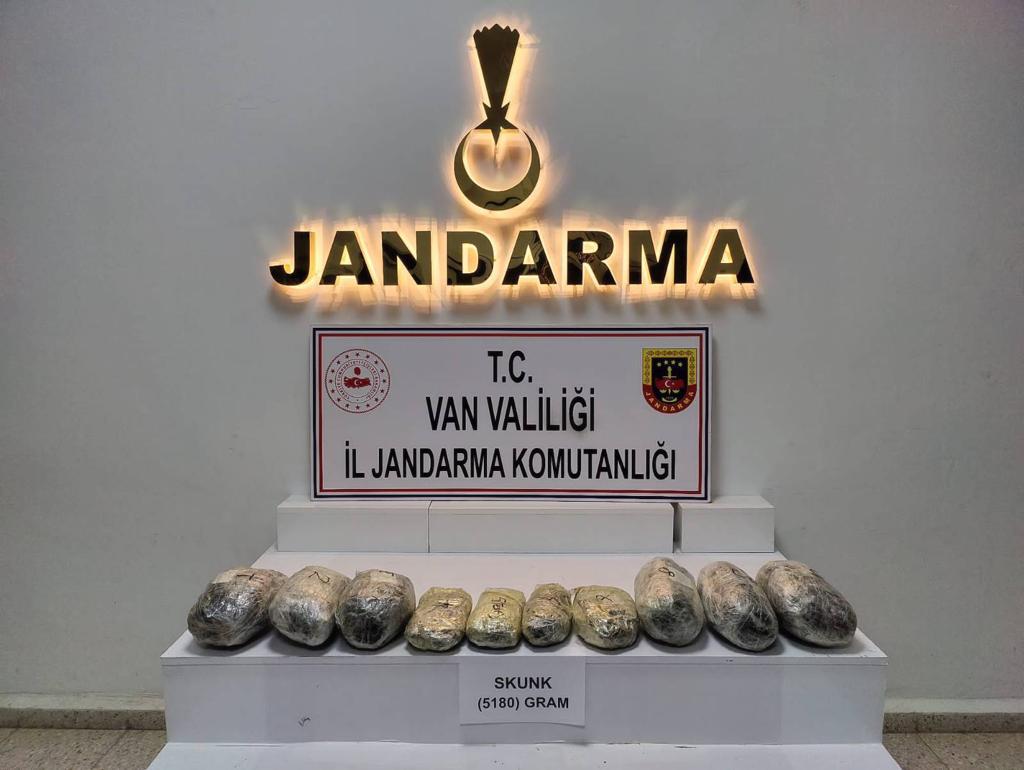 Van'da otlar arasında  5 kilogram 'skunk' uyuşturucu maddesi ele geçirildi