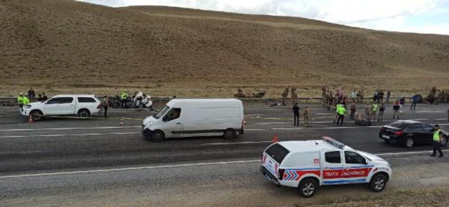 Van'da Korkutan Kaza: 12 asker yaralandı,  1 asker şehit oldu, 1 sivil öldü