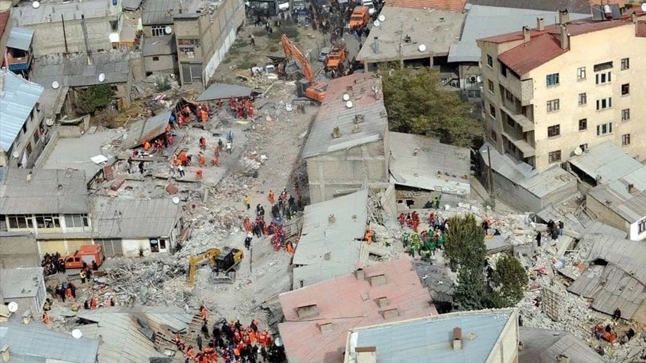 Van depreminin yıl dönümünde acılar halen taptaze 