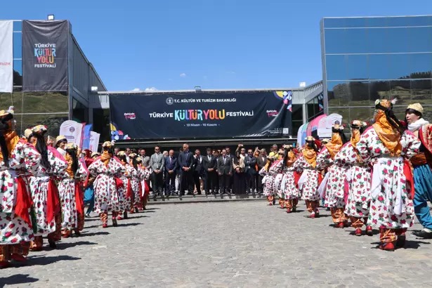  Van Kültür Yolu Festivali Başladı: Sanat ve Kültürle Dolu 9 Gün!