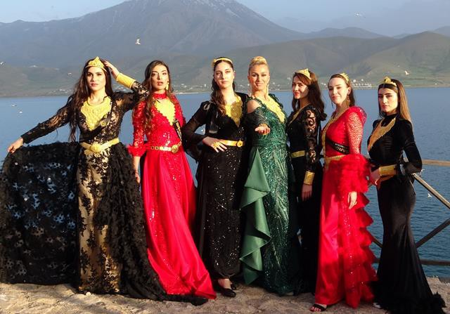 Van’da Yöresel Kıyafetlerle Altın Defilesi 