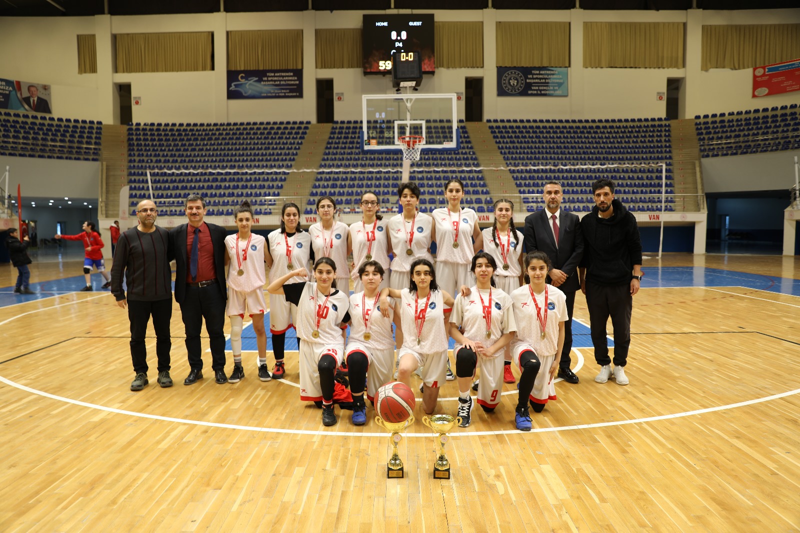 İPEKYOLU'NUN ŞAMPİYON KIZLARI 